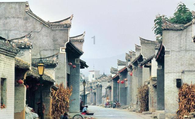 云南一地山体滑坡汽车被落石撞翻,众人紧急从压扁的车内救人,事发瞬间曝光